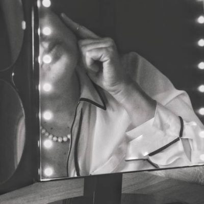 بررسی برخورد کیم کارداشیان با لباس مرلین مونرو بررسی برخورد کیم کارداشیان با لباس مرلین مونرو