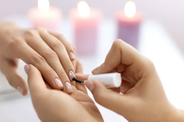 راهنمای کامل و مرحله به مرحله برای لاک زدن حرفهای ناخنها در خانه varnishing nail