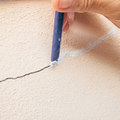 روشی آسان برای رفع ترک‌های روی دیوار گچی با یک ترفند ساده