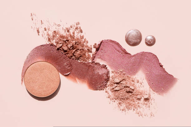 استفاده از لوازم آرایشی در دوران بارداری و شیردهی ممنوع است Cosmetics