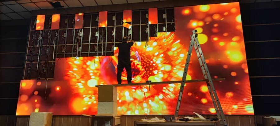 مدرن‌ترین سالن‌های همایش: چه تجهیزاتی برای داشتن یک سالن همایش مدرن مورد نیاز است