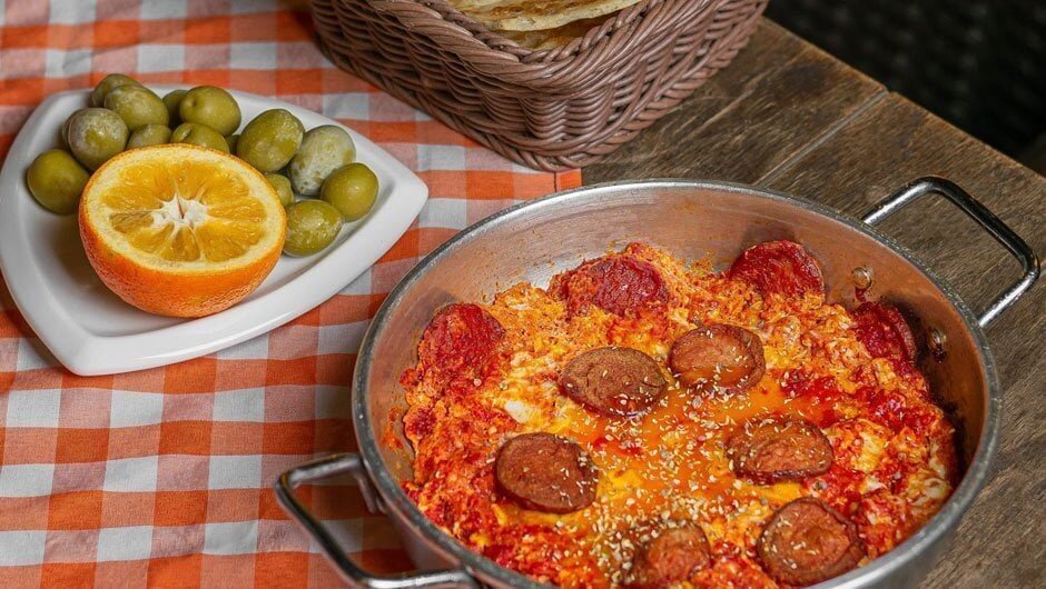 طرز تهیه سوسیس و تخممرغ به سبک سنتی قهوهخانهها طرز تهیه سوسیس و تخممرغ به سبک سنتی قهوهخانهها