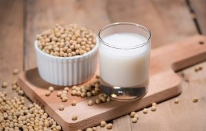 شیر سویا چگونه درست می‌شود ؟ ؛ روش تهیه شیر سویا در منزل