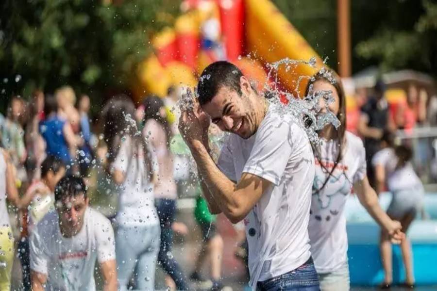 جشن آب ارمنستان و آببازی در سطح شهر سنتها و آیینهای روز وارداوار
