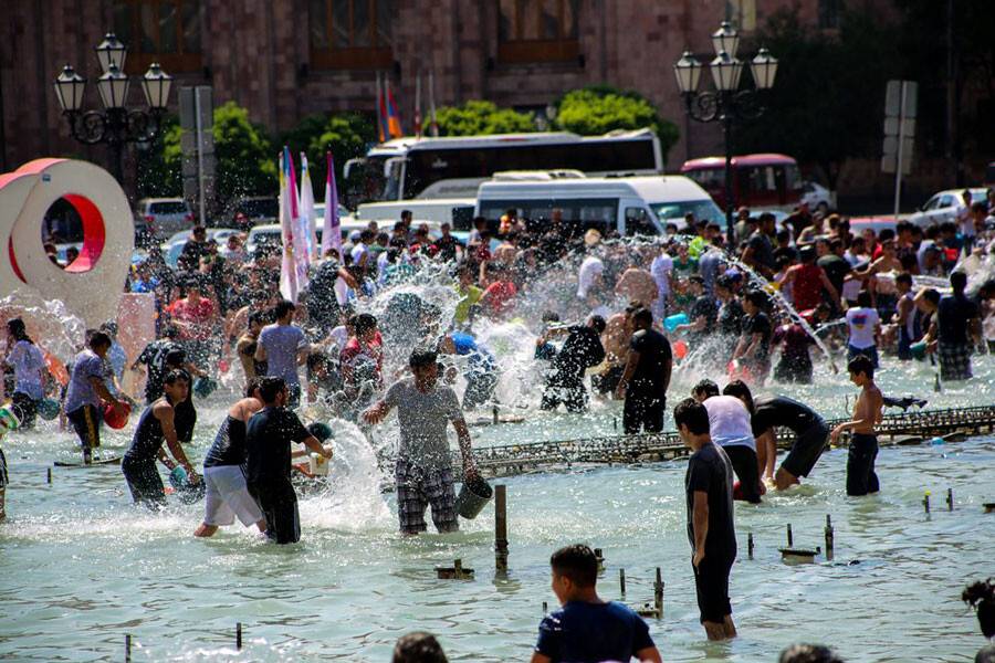 جشن آب ارمنستان و آببازی در سطح شهر شرکت در جشنواره آب