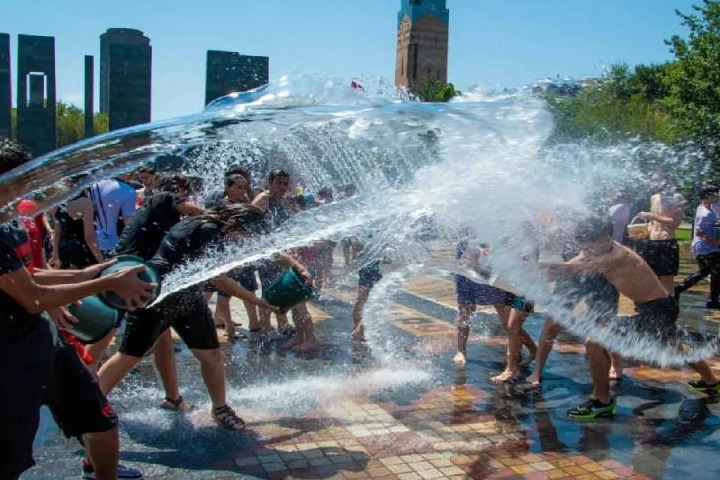 جشن آب ارمنستان و آببازی در سطح شهر جشن آب در ارمنستان