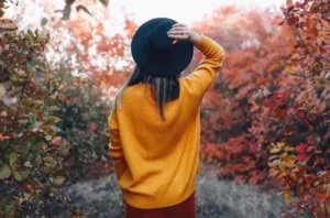 با این پرامپت‌های عکس پاییزی، عکس پروفایل با حال‌وهوای پاییز طراحی کنید