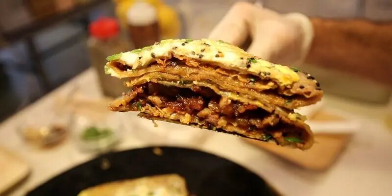 جیان بینگ؛ کرپ خیابانی مشهور و خوشمزه چینی جیان بینگ؛ کرپ خیابانی مشهور و خوشمزه چینی