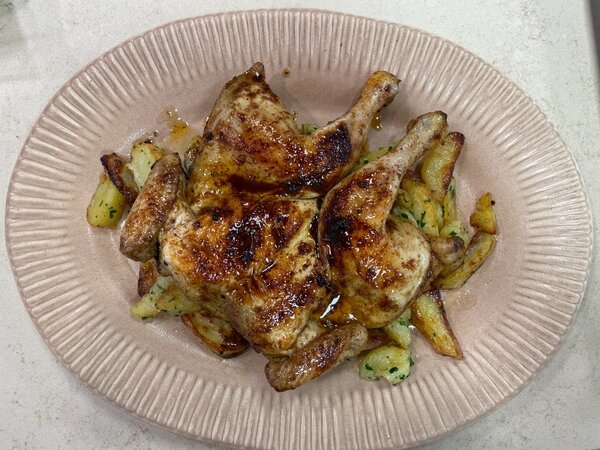 خروس سرخ شده با مرینیت ویژه در کنار سیب‌زمینی برشته | مراحل کامل روش تهیه + تصاویر