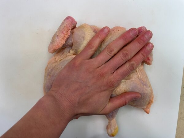 خروس سرخ شده با مرینیت ویژه در کنار سیب‌زمینی برشته | مراحل کامل روش تهیه + تصاویر