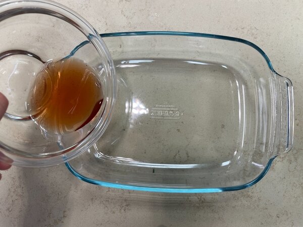 خروس سرخ شده با مرینیت ویژه در کنار سیب‌زمینی برشته | مراحل کامل روش تهیه + تصاویر