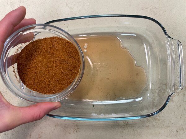 خروس سرخ شده با مرینیت ویژه در کنار سیب‌زمینی برشته | مراحل کامل روش تهیه + تصاویر