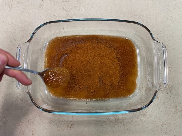 خروس سرخ شده با مرینیت ویژه در کنار سیب‌زمینی برشته | مراحل کامل روش تهیه + تصاویر