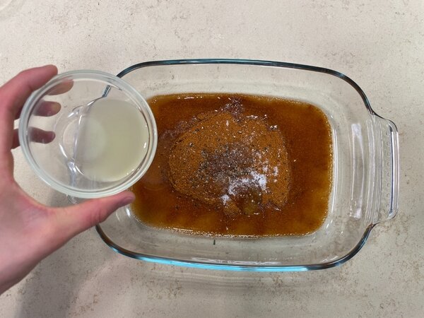 خروس سرخ شده با مرینیت ویژه در کنار سیب‌زمینی برشته | مراحل کامل روش تهیه + تصاویر