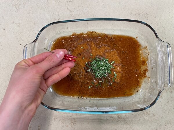 خروس سرخ شده با مرینیت ویژه در کنار سیب‌زمینی برشته | مراحل کامل روش تهیه + تصاویر