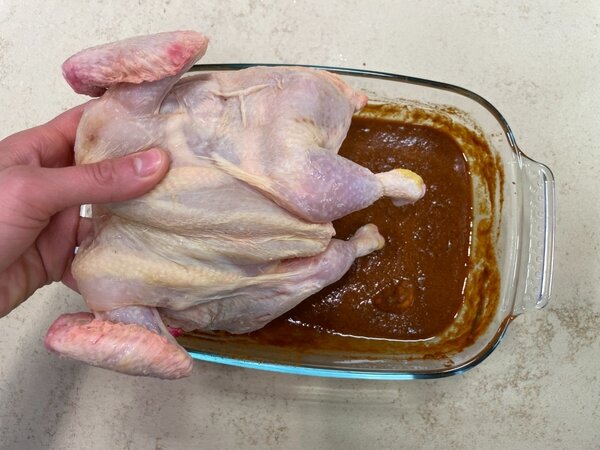 خروس سرخ شده با مرینیت ویژه در کنار سیب‌زمینی برشته | مراحل کامل روش تهیه + تصاویر