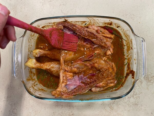 خروس سرخ شده با مرینیت ویژه در کنار سیب‌زمینی برشته | مراحل کامل روش تهیه + تصاویر