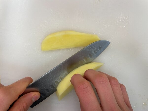 خروس سرخ شده با مرینیت ویژه در کنار سیب‌زمینی برشته | مراحل کامل روش تهیه + تصاویر