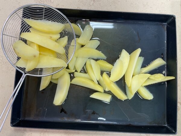 خروس سرخ شده با مرینیت ویژه در کنار سیب‌زمینی برشته | مراحل کامل روش تهیه + تصاویر