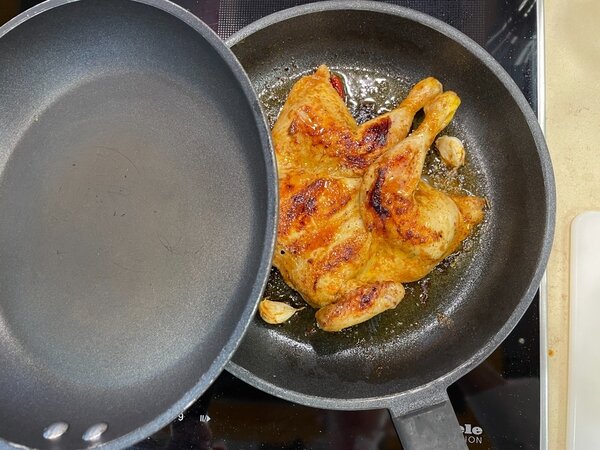 خروس سرخ شده با مرینیت ویژه در کنار سیب‌زمینی برشته | مراحل کامل روش تهیه + تصاویر