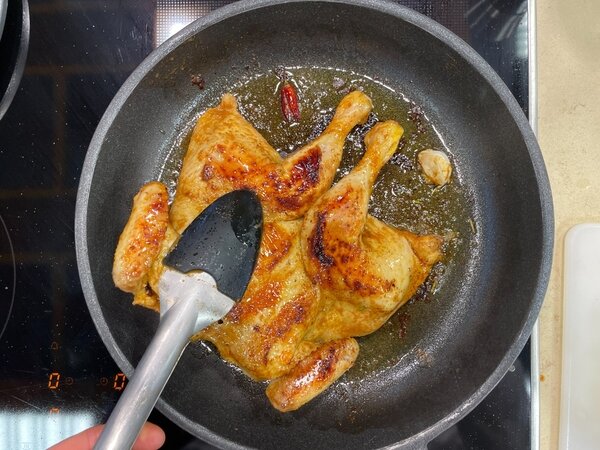 خروس سرخ شده با مرینیت ویژه در کنار سیب‌زمینی برشته | مراحل کامل روش تهیه + تصاویر