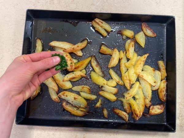 خروس سرخ شده با مرینیت ویژه در کنار سیب‌زمینی برشته | مراحل کامل روش تهیه + تصاویر