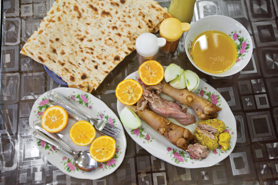 در این نقطه از جغرافیا کلهپاچه گوزن و شتر میخورند در این نقطه از جغرافیا کلهپاچه گوزن و شتر میخورند