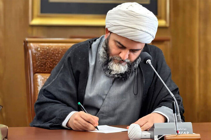 دعای حجت الاسلام قمی برای بهبودی رضا امیرخانی با اشاره به کتاب «من او»