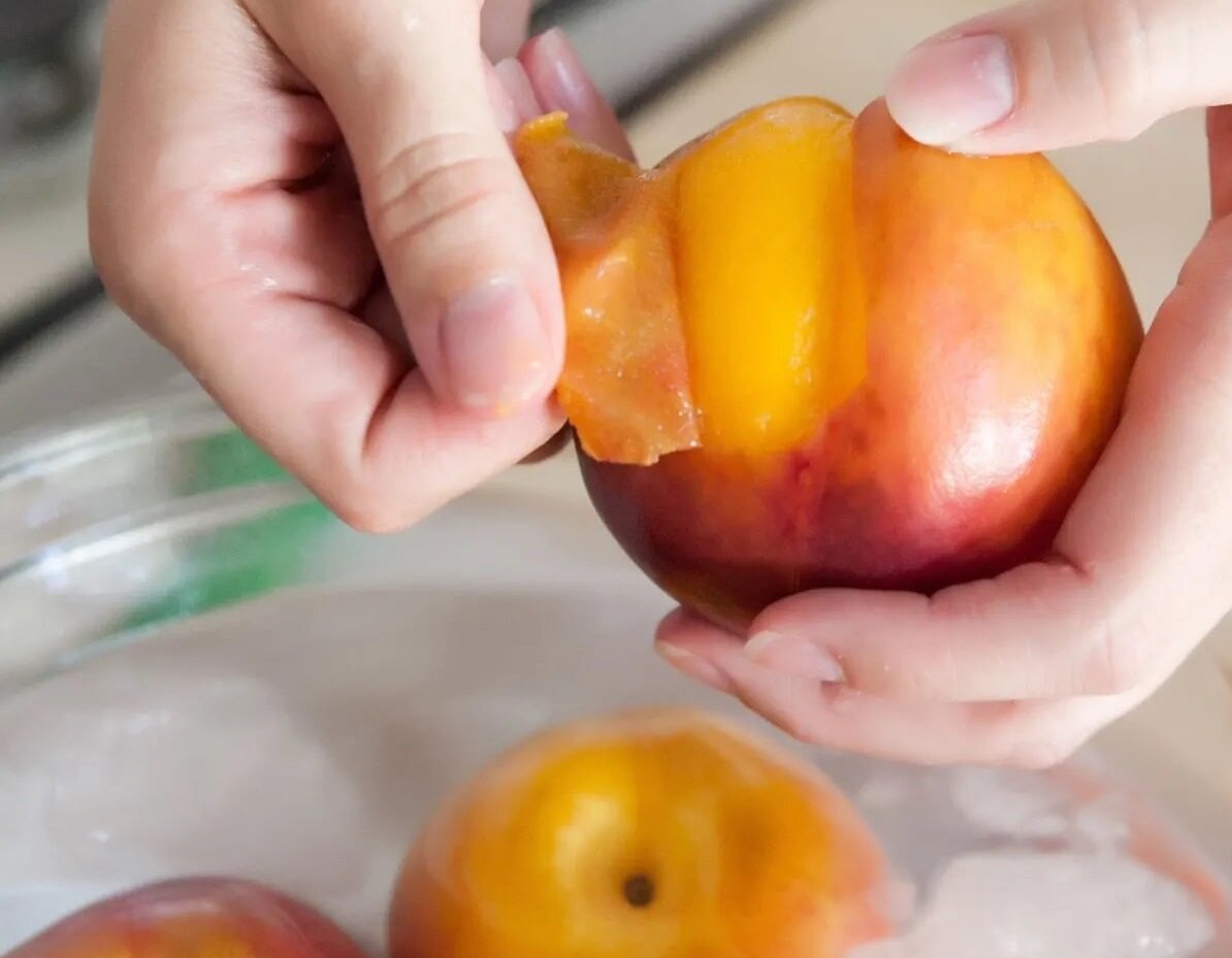 سس هلو خانگی ؛ شفاف، خوش طعم و مناسب برای سرو انواع دسر سس هلو خانگی ؛ شفاف، خوش طعم و مناسب برای سرو انواع دسر