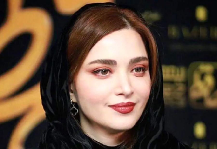 لباس سنگ دوز بهنوش طباطبایی در کنار پدر و مادرش در روز مادر+ عکس لباس سنگ دوز بهنوش طباطبایی در کنار پدر و مادرش در روز مادر+ عکس