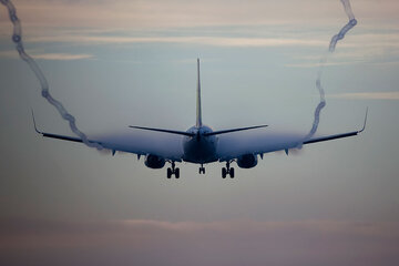 چرا نور کابین هواپیما موقع فرود و برخاستن کم میشود؟ چرا نور کابین هواپیما موقع فرود و برخاستن کم میشود؟