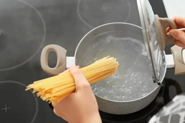 چه کار کنیم ماکارونی له و خمیر نشود؟ + یک ترفند ساده