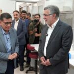 ادای احترام نظامی دو جانباز ناوشکن دنا به تیم سلامت
