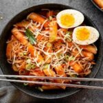 دوکبوکی، غذای خیابانی محبوب کره ای‌ها؛ تند، پنیری و خوشمزه + روش تهیه