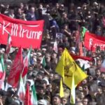 پرچم کشتن ترامپ در مراسم وداع با رهبر شهید