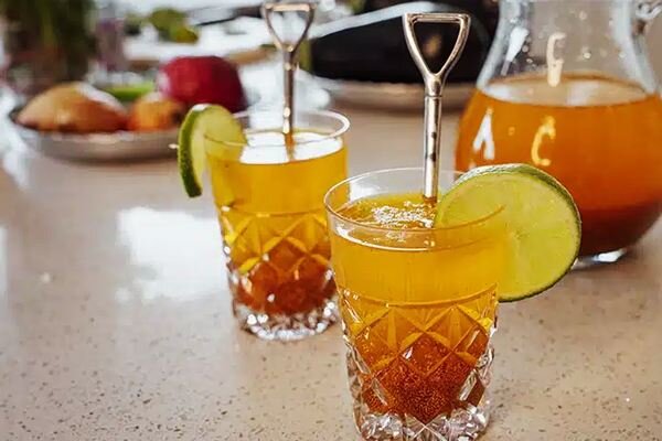چگونه شربت خاکشیر دو رنگ درست کنیم؟ ؛ طرز تهیه شربت خاکشیر با آبلیمو و زعفران و آلبالو