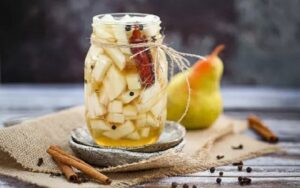 ترشی گلابی خانگی؛ چاشنی متفاوت و خوش‌طعم برای کنار غذا + طرز تهیه