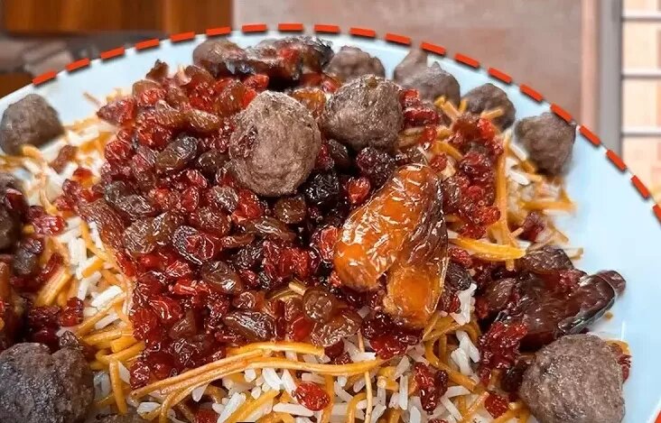 رشته پلو غذایی ساده و نوستالژیک است که با ماست و خیار خنک خیلی می‌چسبد