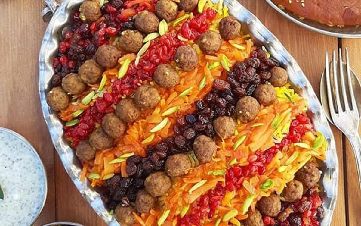 رشته پلو غذایی ساده و نوستالژیک است که با ماست و خیار خنک خیلی می‌چسبد