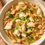 سوپ نودل مرغ و زنجبیل؛ اکسیر شفابخش و سبک برای روزهای سخت بیماری