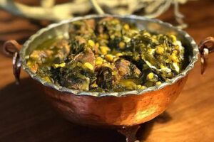 سیر قلیه گیلانی؛ خورش ترش و ملس شمالی با برگ سیر و تخم‌مرغ | راز خوشمزه شدن سیر قلیه گیلانی