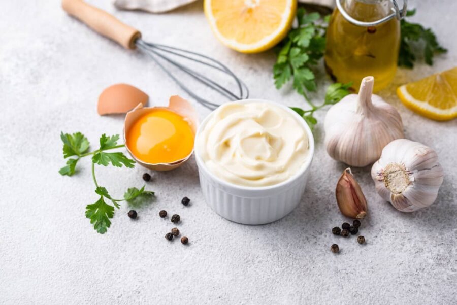 طرز تهیه سس مایونز خانگی؛ اگر سس مایونز برید و شل شد چه کنیم؟ | برای غلیظ شدن سس مایونز چه باید کرد؟