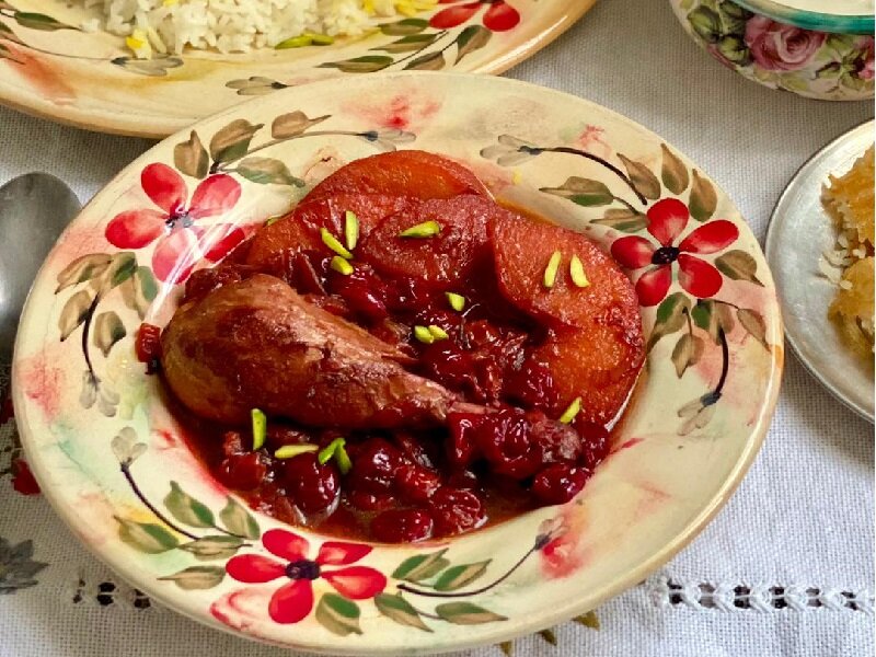 مرغ با سس آلبالو؛ یک غذای وسوسه‌انگیز برای سفره ایرانی