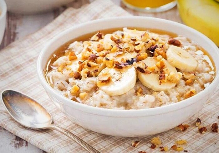اوتمیل رژیمی با موز، شیر و دانه چیا؛ برای آنهایی که به دنبال لاغری اند