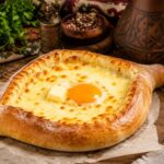 طرز تهیه خاچاپوری؛ راز غذای محبوب گرجی‌ها با پنیر و تخم‌مرغ در خانه