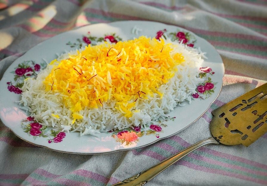 پلو چند دقیقه باید دم بکشد؟؛ ۵ راز برنج دانه‌دانه و خوش‌پخت