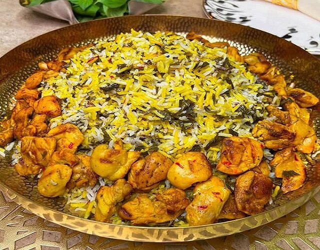 یک پلوی ایرانی متفاوت با برگ انگور؛ طرز تهیه تاک پلو شاهرودی