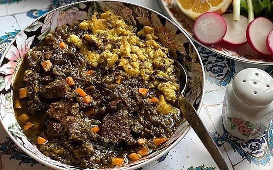 خورش اسپناساک مازندرانی؛ جادوی اسفناج، گوشت گوسفندی و تخم‌مرغ